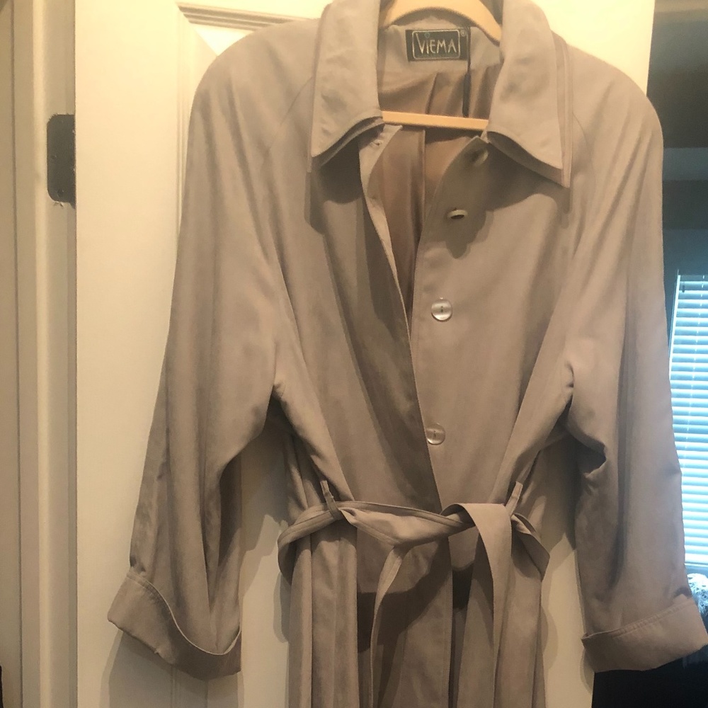 Beautifully lined raincoat/trenchcoat.  XL